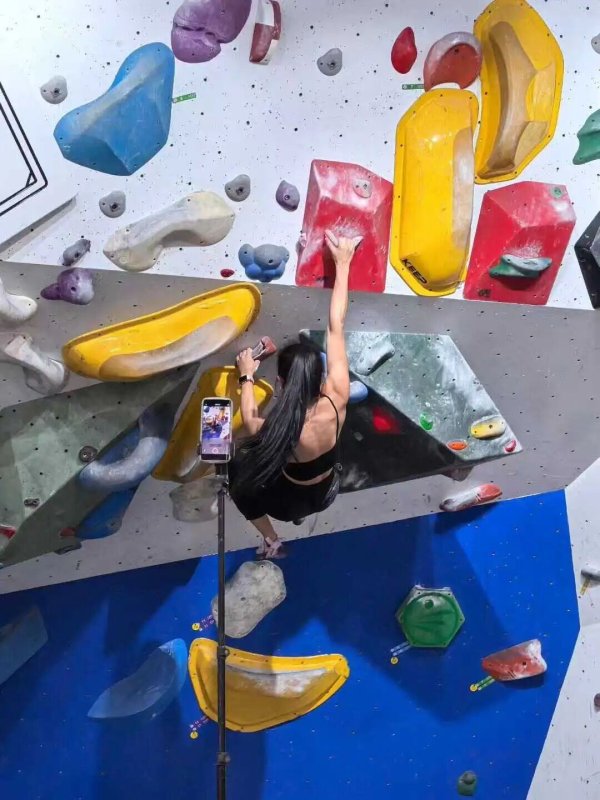 10大配资公司 “女墙人”爬满岩馆，女性成为攀岩消费主力军？